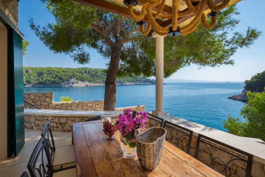 Seaside villa with a pool in Milna on Brač is just the thing for you